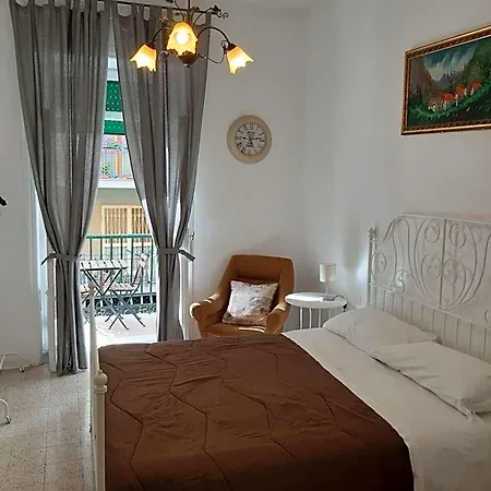 Dietro La Luna Bed & Breakfast 3*
